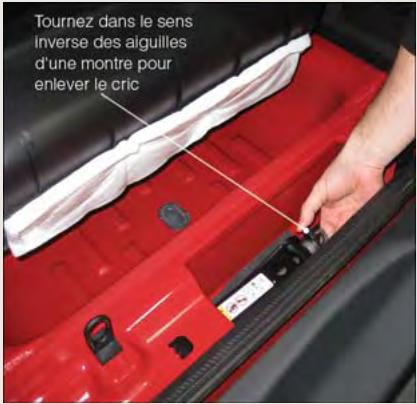 Tournez dans le sens inverse des aiguilles d'une montre pour enlever le cric