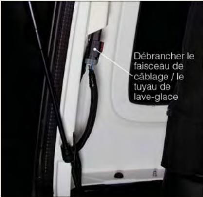 Débrancher le faisceau de câblage / le tuyau de lave-glace