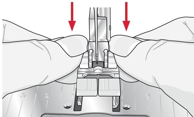 PFAFF 1070 S - Insérez le pied-de-biche - 3