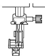 TOYOTA SUPER JEANS 34 - Installez la goupille côté droit du pied-de-biche pour fermeture à glissière sur le support de pied-de-biche. - 1