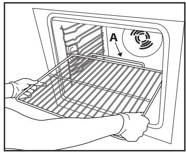 KITCHENAID KMQCX45600 - INTRODUCTION DE GRILLES ET D'AUTRES ACCESSOIRES À L'INTÉRIEUR DU FOUR - 1