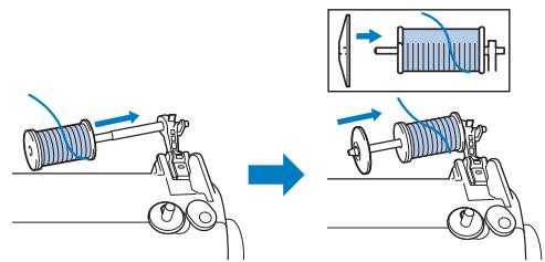 BROTHER CX70PE - Insérez bien complètement la bobine du fil supérieur sur le porte-bobine. Faites glisser le capuchon de bobine sur le porte-bobine. - 1