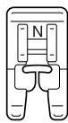 BROTHER CX70PE - Fixez le pied pour monogrammes « N ». - 1