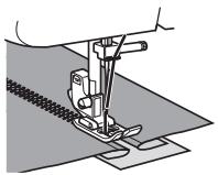 BROTHER J14S - Faufiliez les deux pieces de tissu, séparées d'environ 2 mm (1/16 po), sur du papier fin ou sur une feuille de renfort de broderie soluble. - 3