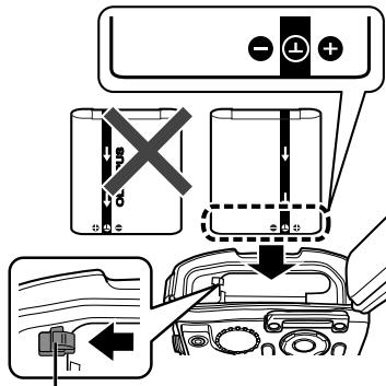 OLYMPUS TG6 - Insérez la batterie tout en faisant glisser la touche de verrouillage de la batterie dans le sens de la flèche. - 1