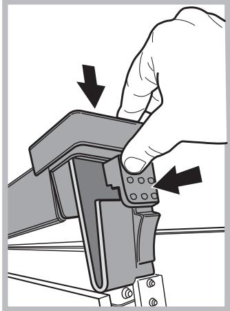 INDESIT IFW4844HBL - Removing and fitting the oven door: - 6