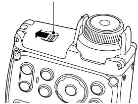 KODAK PIXPRO AZ901 - Installer la carte mémoire - 1