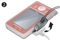 SONY ERICSSON W595 WALKMAN - Pour charger la batterie - 2