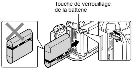 OLYMPUS TG-TRACKER - Insertion et retrait de la batterie et de la carte - 2