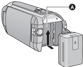 PANASONIC EVA1 SUPER 35MM - Insertion/retrait de la batterie - 1