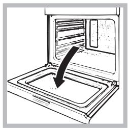 HOTPOINT FA4841PIXHA - Cleaning the oven door - 1