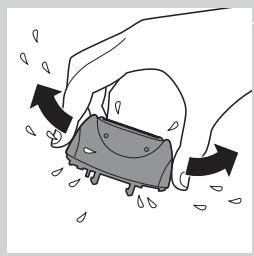 PHILIPS HP6582,MV - Cleaning the shaving head and the comb - 4