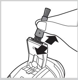 PHILIPS QG3337/15 - De trimmer schoonmaken met het schoonmaakborsteltje (alleen PT919/PT866/PT860/PT845/PT739/PT737/PT731) - 2