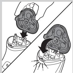 PHILIPS HC9450/15 - Nettoyage de la tete de rasoir à l'aide de la brossette de nettoyage - 9