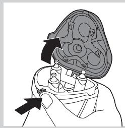 PHILIPS HC9450/15 - Nettoyage de la tete de rasoir à l'aide de la brossette de nettoyage - 1