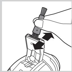 PHILIPS HC9450/15 - Die Schereinheit mit der Reinigungsbürste reinigen - 10