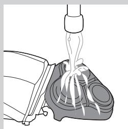 PHILIPS HC9450/15 - Ikke bruk trykkuft, skurebørster, skuremidler erller væsker som bensin   eller aceton for Å rengjørne apparatet. - 3