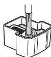 PANASONIC ER-GB80-S503 - Versez de l'eau du robinet et du détergent dans le bac pour liquide de nettoyage. - 1