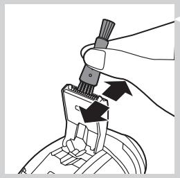 PHILIPS S5420/08 AQUATOUCH - Cleaning the trimmer with the cleaning brush (AT941/AT940/ AT918/AT897/AT896/AT894/AT891/AT890/AT889/AT887/ AT886/AT872/AT811/AT797/AT796/AT790/AT756 only) - 2