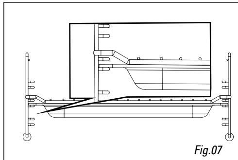 HOTPOINT-ARISTON MWA 121/HA - The side grills (Fig.08): 2 shelves with hooks allow you to use the accessories on 3 levels. - 3