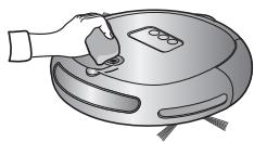 SAMSUNG SRR400 - Schalten Sie den Netzschalter unter am Saugschlitten immer aus, ehe Sie den Robo-Sauger reinigen. - 2