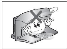 SAMSUNG SRR400 - Make sure that there is no trace of liquids on the charger station. - 1