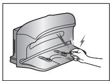 SAMSUNG SR10M7030W POWERBOT - Ne court-circuitez pas les broches de chargement à l'aide d'objets métalliques tels que des baguettes, des tournevis, etc. - 1
