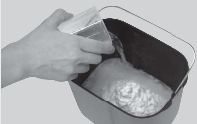 PANASONIC 2522 - Porre gli ingredienti nel cestello del pane - 2