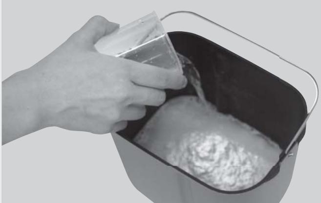 PANASONIC 2522 - Place the ingredients in the bread pan - 2
