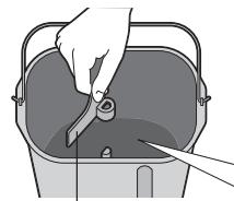 PANASONIC 2522 - Extraiga el recipiente del pan y colocque la pala de amasar - 2