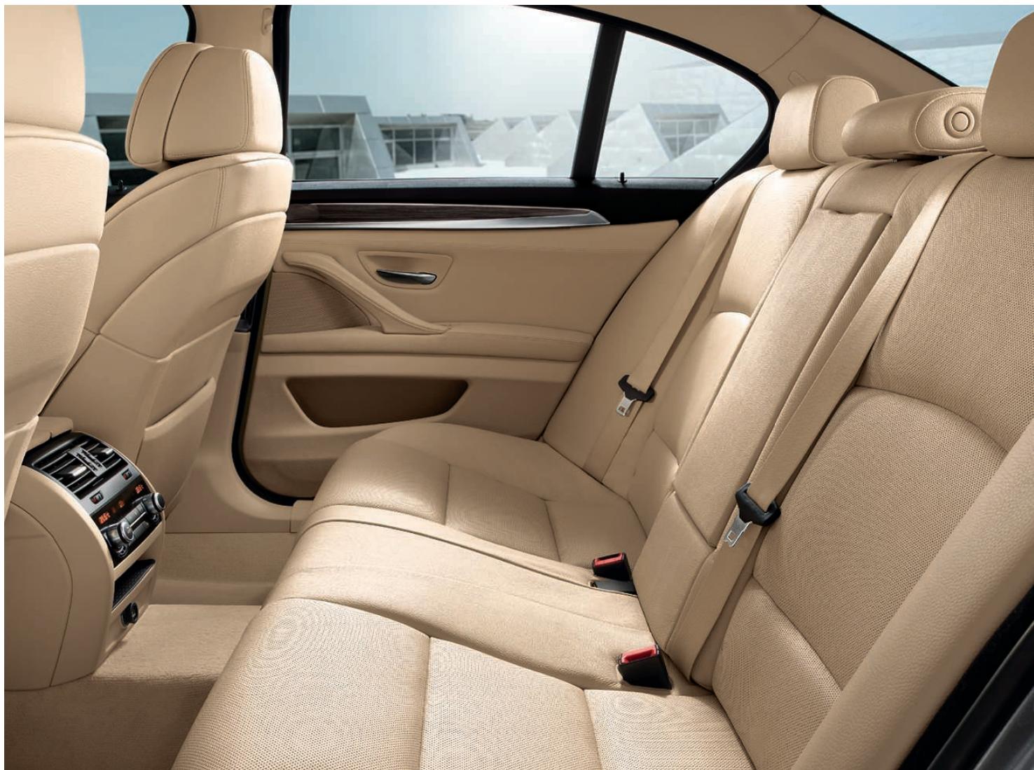 BMW SÉRIE 5 BERLINE - Dans l'habitacle de la BMW Série 5, les moindres détails NE servent qu'un objectif : la perfection. - 1
