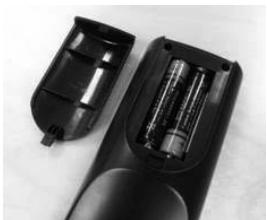 ESSENTIELB BRIO - Insertion des piles dans la télécommande - 1