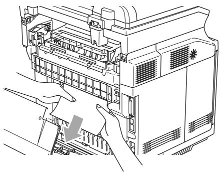 RICOH MP C3003 - MP C3004 - Enlevez le papier coincé en le maintenant de deux mains et le tirant lentement vers vous. - 4