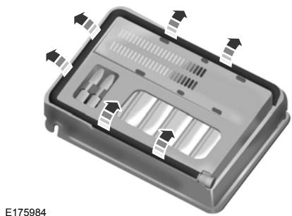 FORD EVEREST - Retrait du contenant de produit d'obturation de la trousse - 1