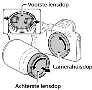 SONY ALPHA 6400 - Haal de camerahuisdop van de camera af en haal dechterste lensdop van de lens af. - 1