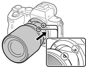 SONY ALPHA 6400 - Montare l'obiettivo allineando i due segni dell'indice di colore bianco (indici di montaggio) sull'obiettivo e sulla fotocamera. - 1