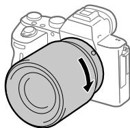 SONY ALPHA A7 III - Drehen Sie das Objektiv langsam in Pfeilrichtung, während Sie es leicht gegen die Kamera drücken, bis es in der Verriegelungsposition einrastet. - 1