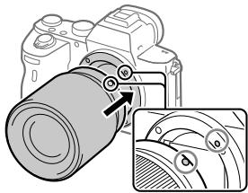SONY ALPHA A7 III - Zamocuj obiektyw po uprzednim wyrównaniu dwóch białych znaczników indeksowych (wskaźniki mocowania) na obiektywie i na aparacie. - 1