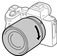 SONY ALPHA A7 III - Työnnä objektiivia kevyesti kameraan päin ja käännä sitä hitaasti nuolen suuntaan, kunnes se lukittuu paikalleen. - 1