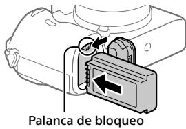 SONY ALPHA A7 III - Inserte la batería mientras presiona la palanca de bloqueo con la punta de la batería hasta que la batería se bloquee en su sitio. - 1