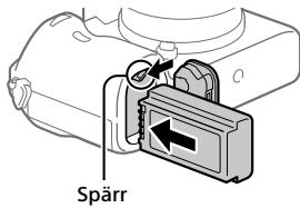 SONY ALPHA A7 III - Håll spärren undantryckt med kanten på batteripaketet och skjut in batteripaketet tills det läses på plats. - 1