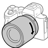 SONY ALPHA A7 III - Tout en poussant doucement l'objectif vers l'appareil, tournez lentement l'objectif dans le sens de la flèche jusqu'à ce qu'il s'enclenche en position verrouillée. - 1