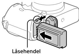SONY ALPHA A7 III - Sett inn batteriet mens du trykker på läsehendelen med kanten av batteriet, inntil batteriet låses på plass. - 1