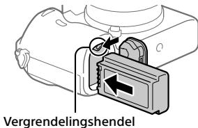 SONY ALPHA A7 III - Gebruik de punt van de accu om tegen de vergrendelingshendel te duwen en steek de accu er helemaal in tot deze wordt vergrendeld. - 1