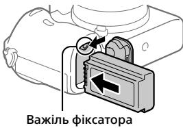 SONY ALPHA A7 III - Крок 1: Вставляння батареї у фотоапарат - 2