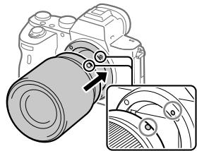 SONY ALPHA A7 III - Monte a objetiva alinhando as duas marcas brancas do índice (índices de montagem) na objetiva e na câmara. - 1