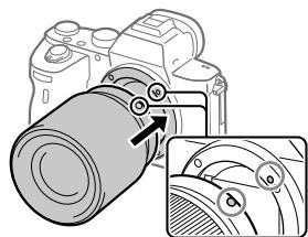 SONY ALPHA A7 III - Montera objektivet genom att passa ihop de båda vita indexmärkena (monteringsindexen) på objektivet och kameran. - 1