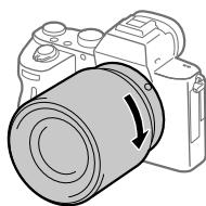 SONY ALPHA A7 III - Håll objektivet lätt tryckt mot kameran och vrid det längsamt i pilens riktning tills det klickar till i låst läge. - 1