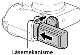 SONY ALPHA A7 III - Indsæt batteriet, mens du trykker på låsemekanismen med spidsen af batteriet, indtil batteriet läses på plads. - 1