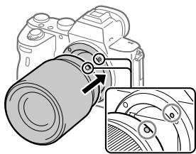 SONY ALPHA A7 III - Montare l'obiettivo allineando i due segni dell'indice di colore bianco (indici di montaggio) sull'obiettivo e sulla fotocamera. - 1